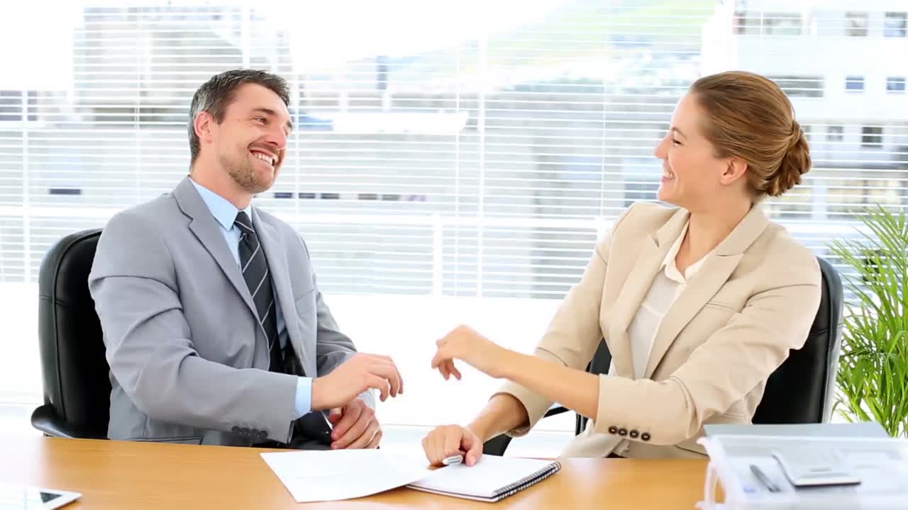equipe de negócios olhando para o documento e high fiving na mesa