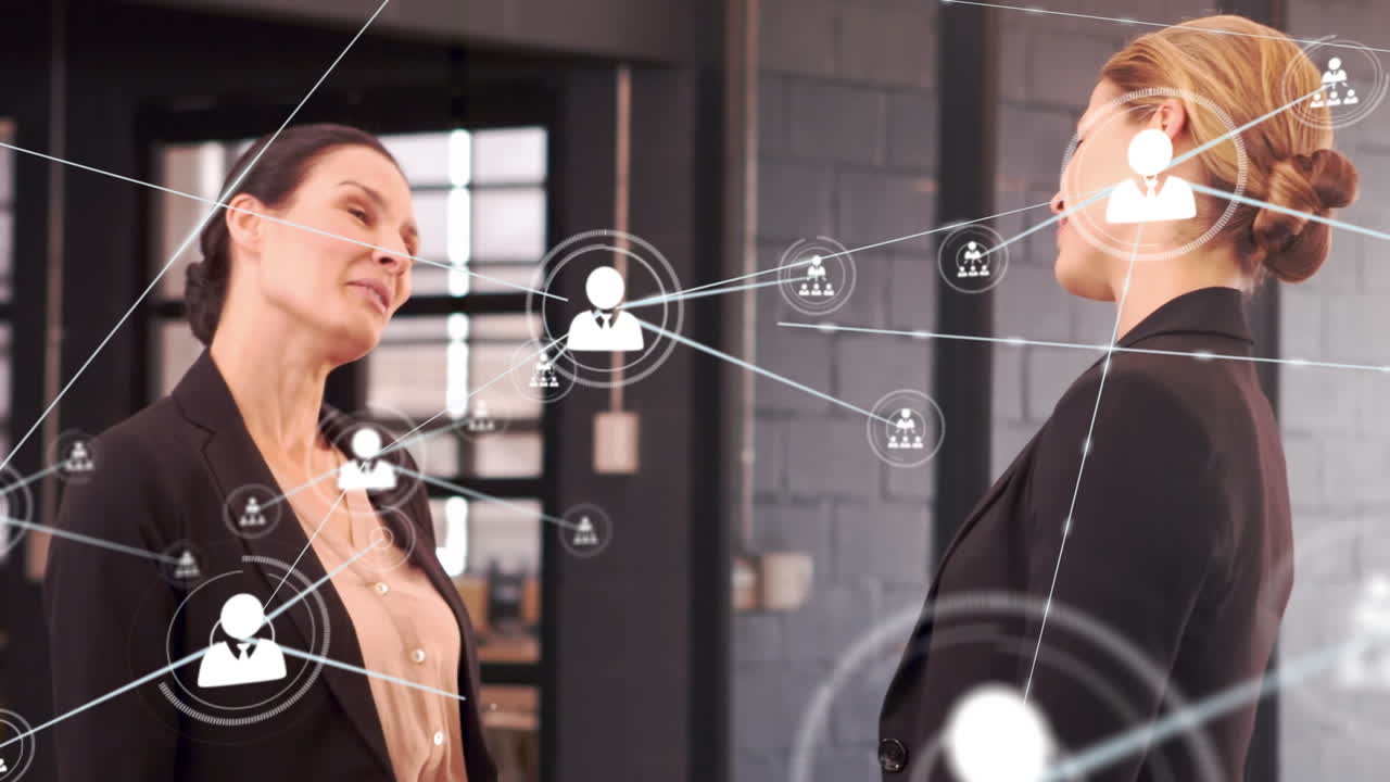 animación de una red de iconos de perfil sobre dos mujeres de negocios diversas discutiendo en la oficina
