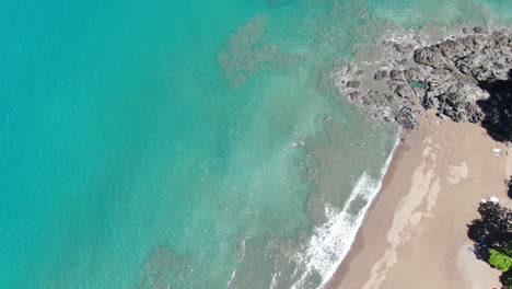 Draufsicht-Auf-Die-Stranddrohne-Von-Costa-Rica,-Die-Das-Meer,-Die-Küste-Und-Den-Palmenwald-Im-Corcovado-Nationalpark-An-Einem-Sonnigen-Tag-Im-Pazifischen-Ozean-Zeigt