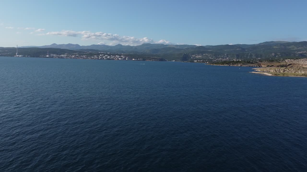vuelo de drones a gran altitud lejos de krk croacia sobre mar abierto hasta el área de la bahía