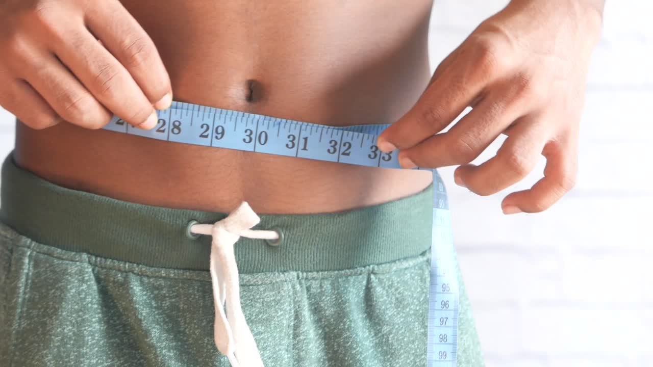 허리 둘레를 측정하는