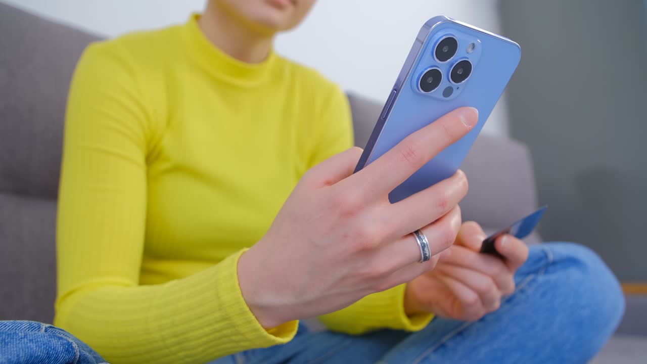 compras en línea con tarjeta de crédito y teléfono inteligente. mujer pagando con tarjeta en una tienda en internet. cliente usando aplicación móvil en el teléfono para hacer una compra. mujer haciendo transferencia de dinero con teléfono celular moderno