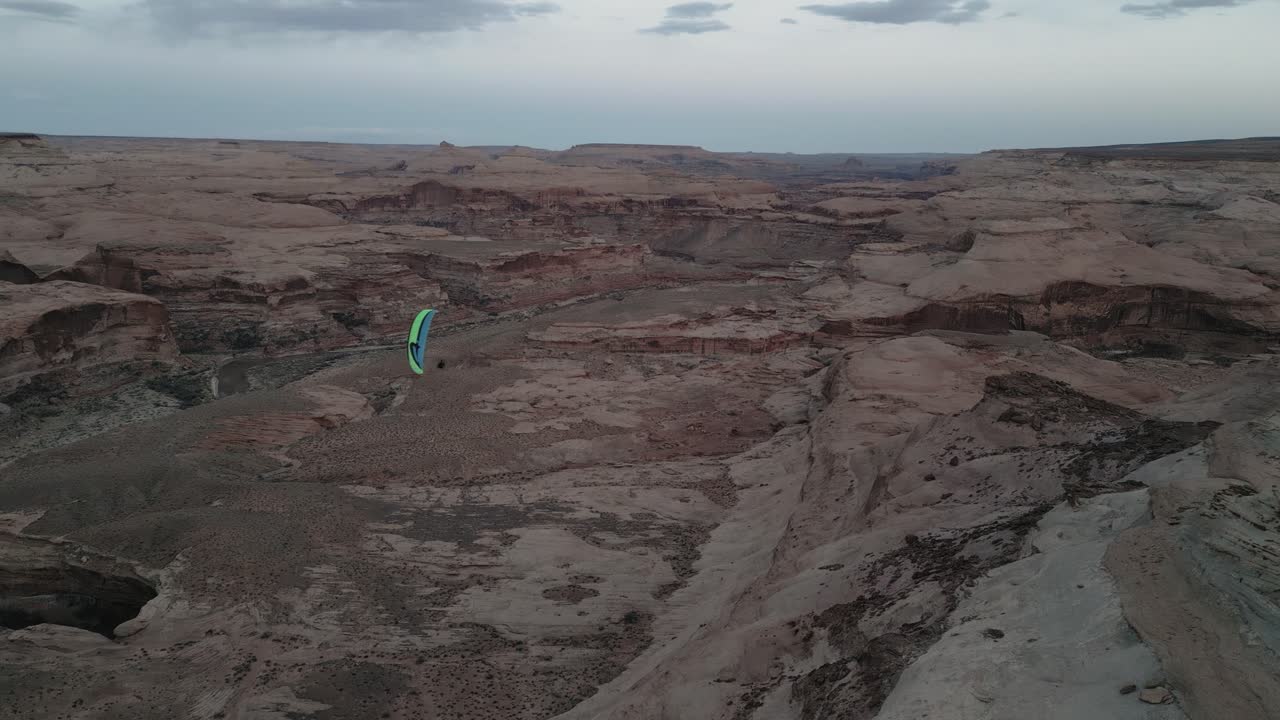 미국 유타 주 의 협곡 위 를 날아다니는 다채로운 낙하산