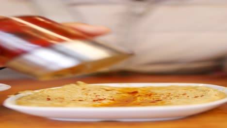 sirviendo hummus con especias