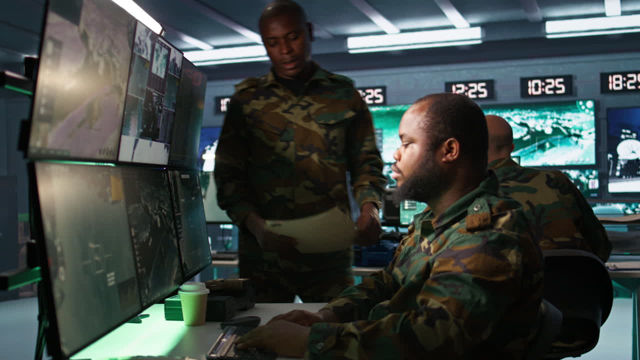 profesionales de la agencia de inteligencia leen el archivo del caso de la misión.