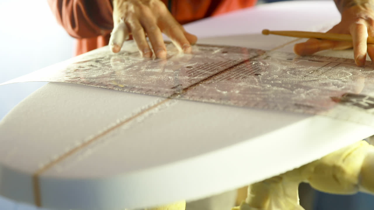 человек, делающий доску для серфинга 4k