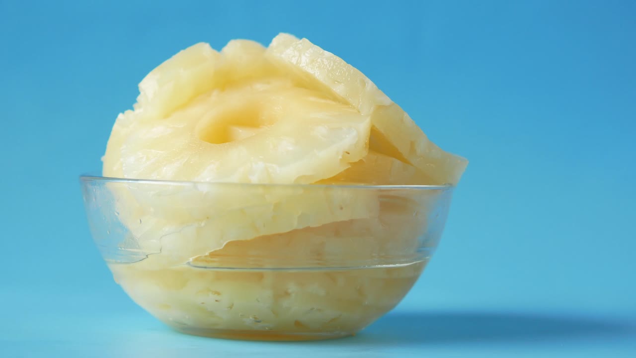 유리 그 에 담긴 파인애플 조각