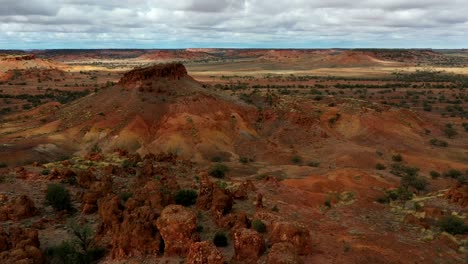 hiperlapso de drones sobre las colinas rocosas del interior de queensland