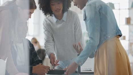 Equipo-Creativo-De-Gente-De-Negocios-Reuniéndose-Para-Intercambiar-Ideas-Para-El-Desarrollo-De-Planificación-De-Proyectos-De-Inicio-En-La-Oficina