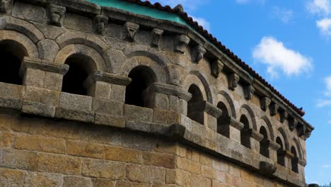 arcos esculpidos de la fachada del domus municipal de braganza, portugal