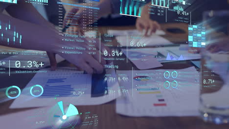 Animación-De-Diagramas-Y-Procesamiento-De-Datos-Sobre-Diversos-Colegas-Que-Discuten-El-Trabajo-En-La-Oficina