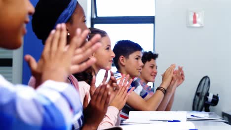 Student-applauding-in-classroom