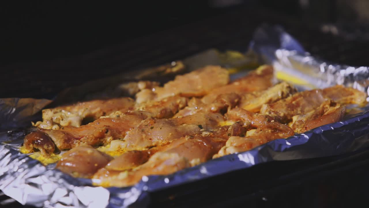 살짝 탄 나무 더미 위에 구운 닭고기와 얇게 썬 닭고기의 오후 스탠딩 영상