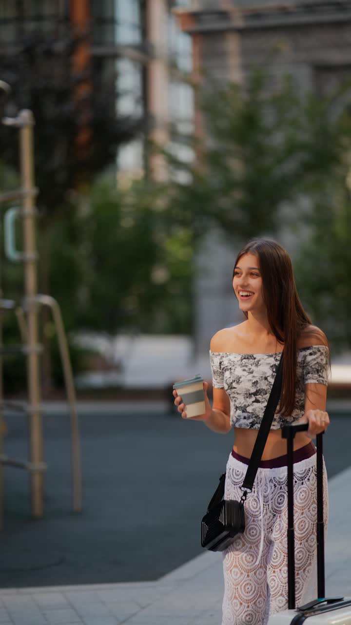 도시 를 여행 하는 젊은 여자