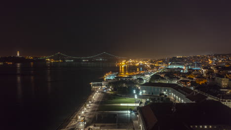 Lufthyperlapse-Des-Stadtzentrums-Von-Lissabon-Bei-Nacht.-Touristenattraktionen-Im-Stadthafen-In-Portugal