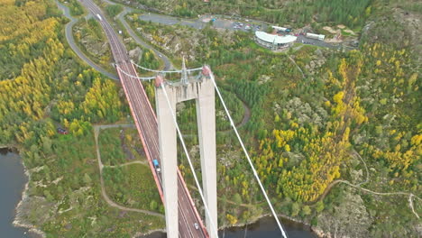 Fliegen-Sie-Während-Der-Herbstsaison-In-Schweden-Mit-Vorbeifahrenden-Fahrzeugen-über-Die-Hogakustenbron-Brücke