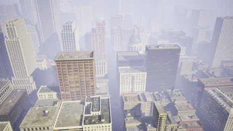 la niebla envuelve el horizonte de la ciudad creando una atmósfera urbana mística al amanecer.