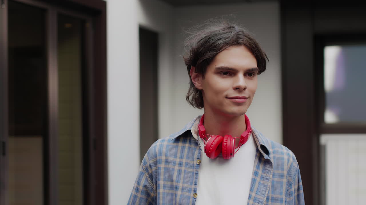 대학 캠퍼스의 백인 소년.