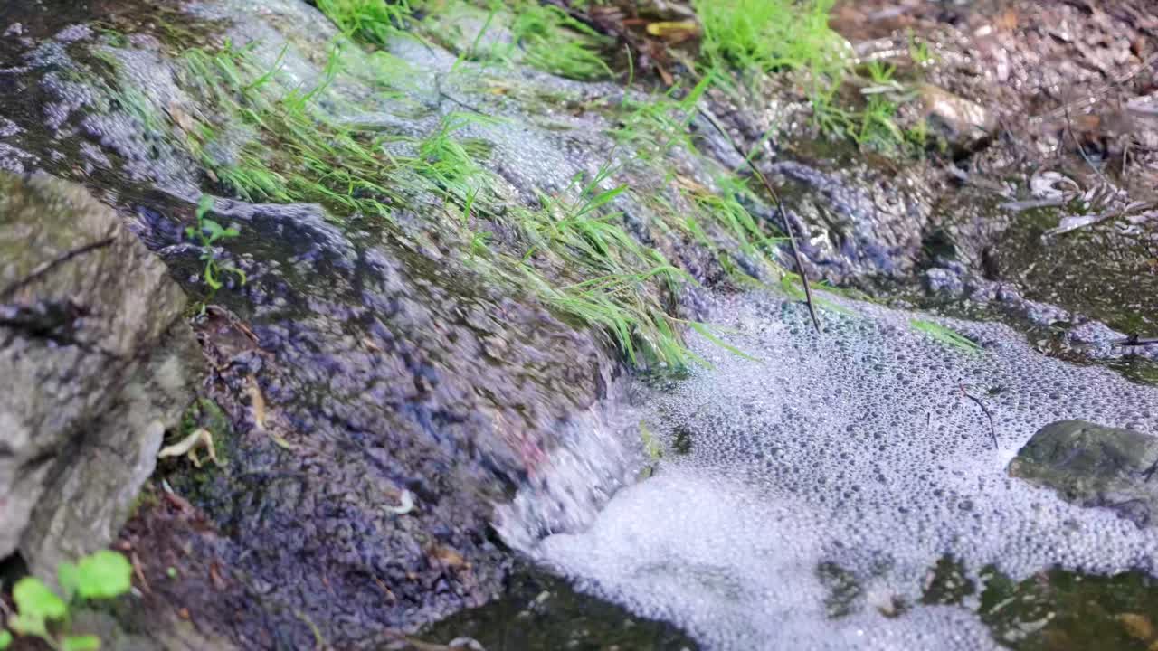 슬로우 모션으로 작은 폭포의 바닥