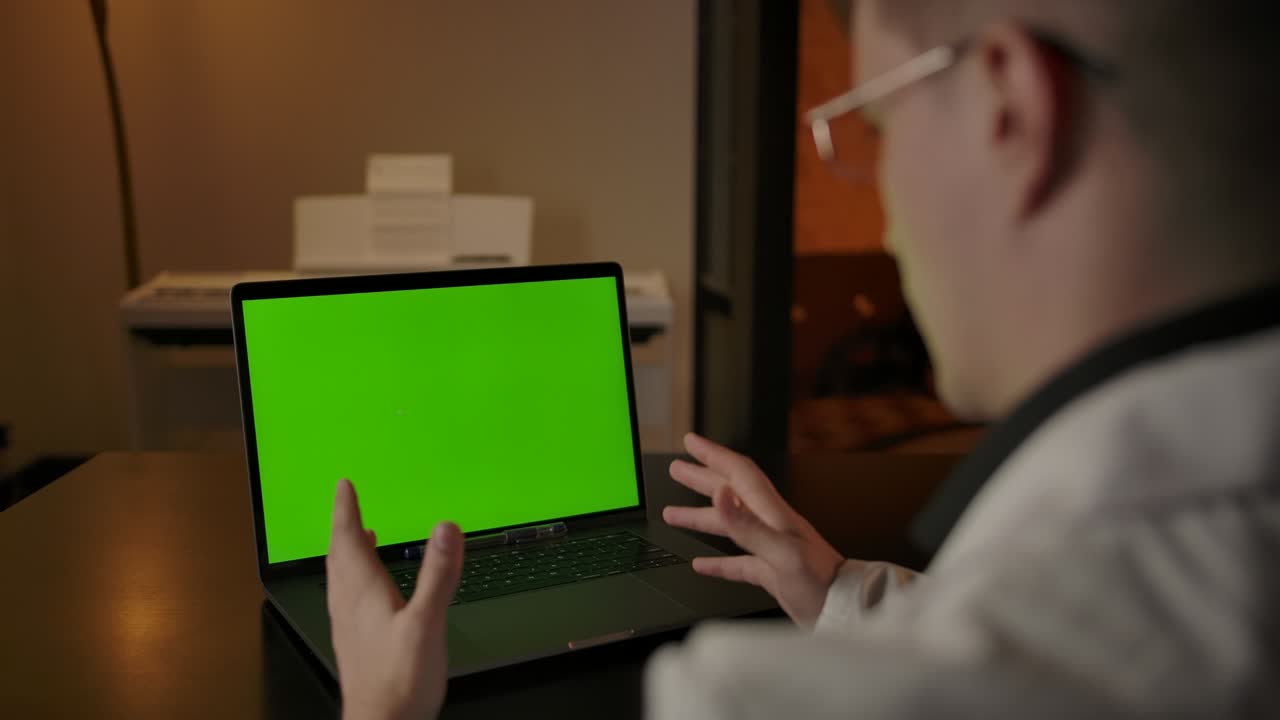 il medico consulta i pazienti con un servizio di chiamata on-line, schermo verde per il tracciamento