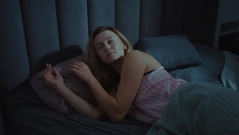 mujer en la cama