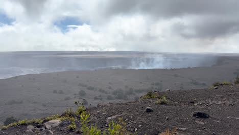 el vapor que sale del cráter halemaumau de hawai en la isla grande