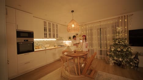 madre e hija preparándose para la celebración de navidad