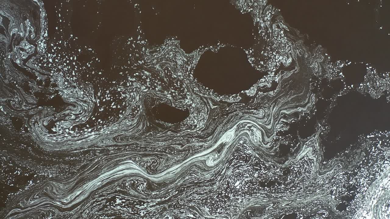 vista aérea de los patrones cambiantes de espuma en la superficie del agua