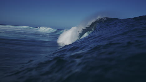 Una-Ola-De-Teahupoo-Vacía-Y-Pesada-Se-Rompe-En-Cámara-Lenta