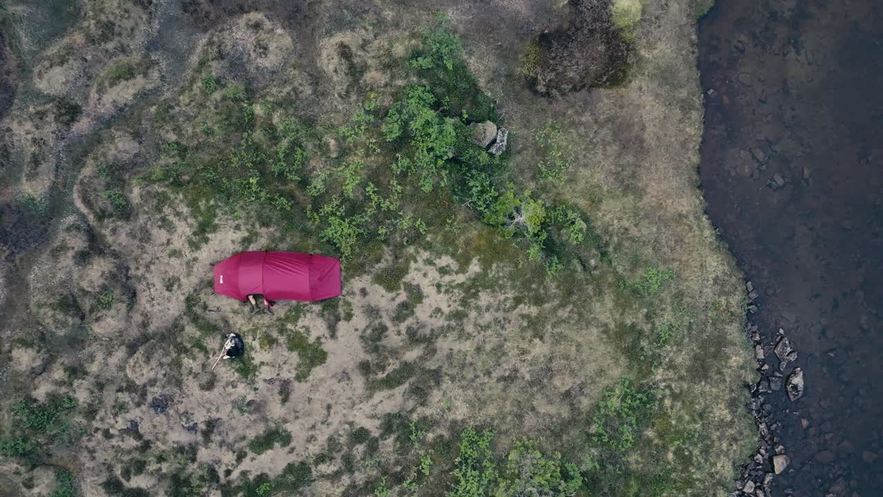 vista de arriba de la tienda de campamento cerca del lago palvatnet en las montañas en osen, noruega