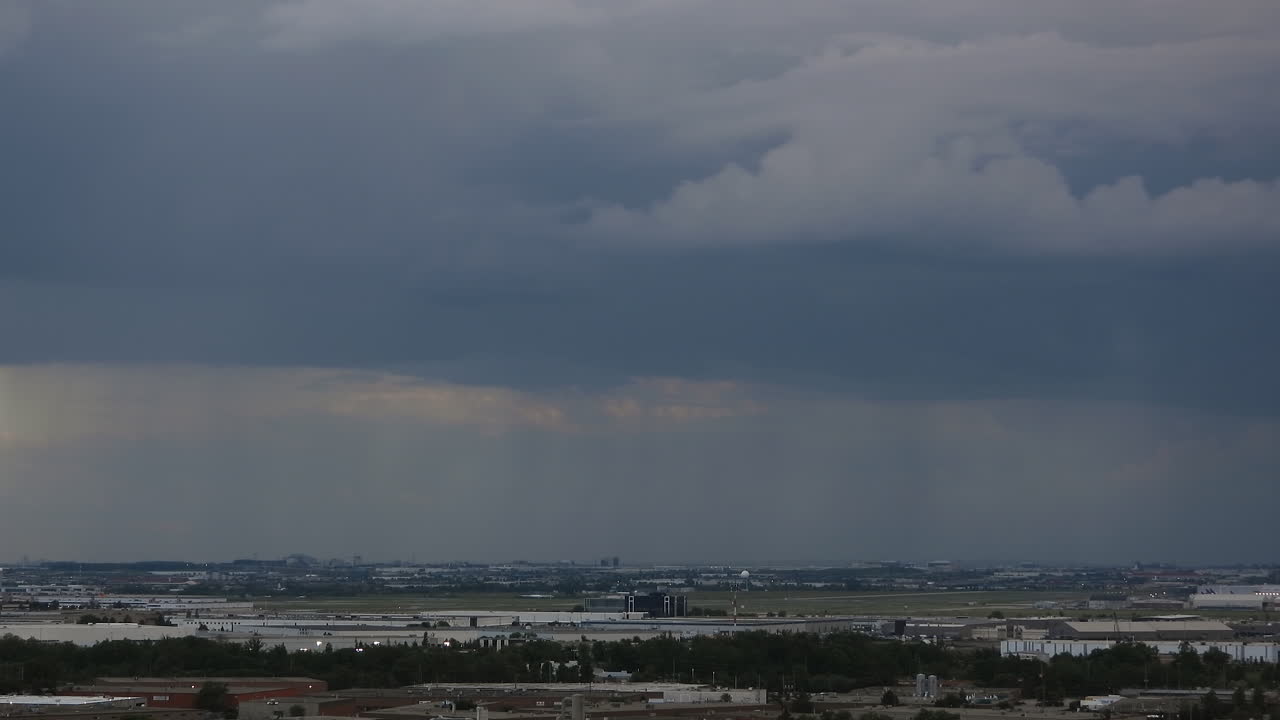 lapso de tiempo oscuras nubes de tormenta pasando por encima del sombrío paisaje de toronto