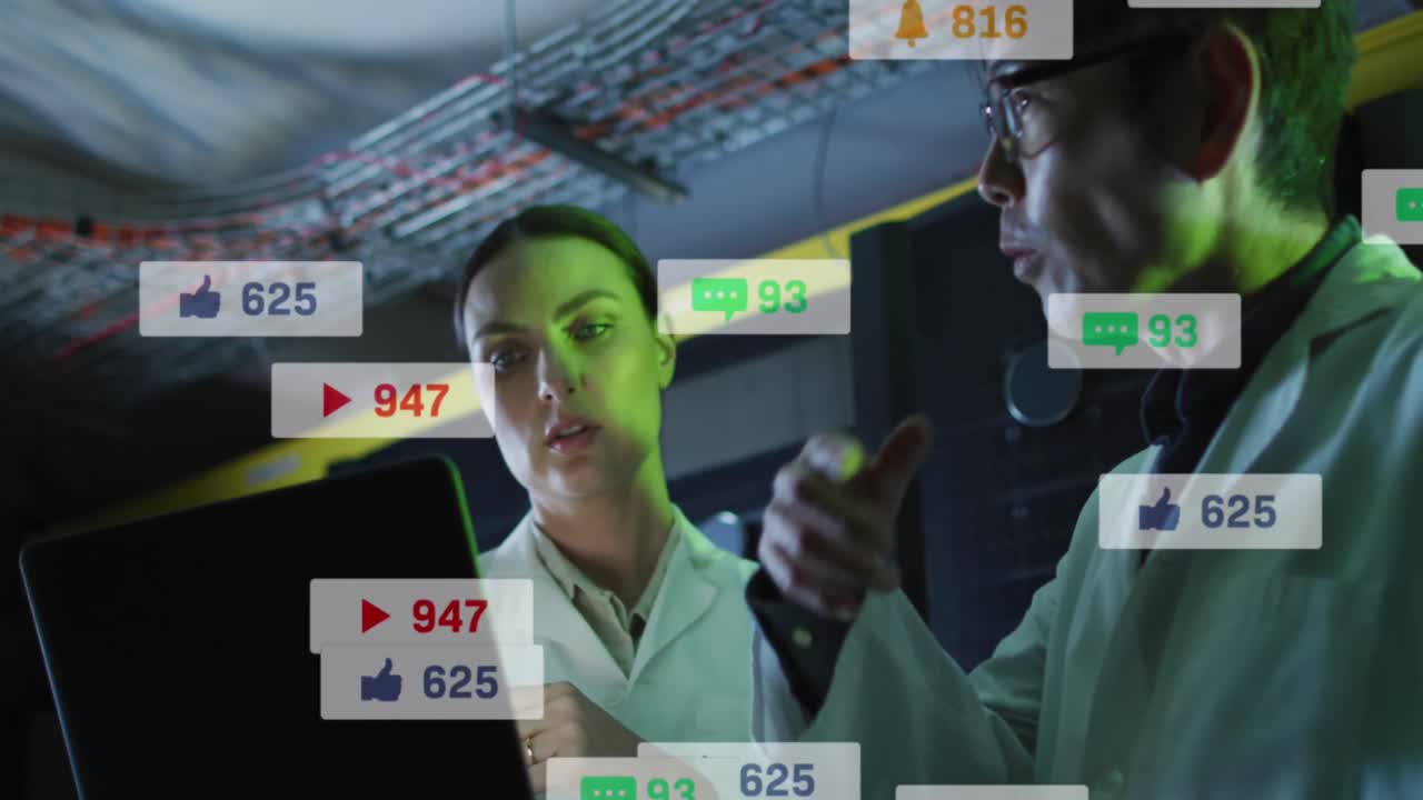 animación de iconos de redes sociales sobre diversos ingenieros masculinos y femeninos que usan computadoras portátiles en la sala del servidor