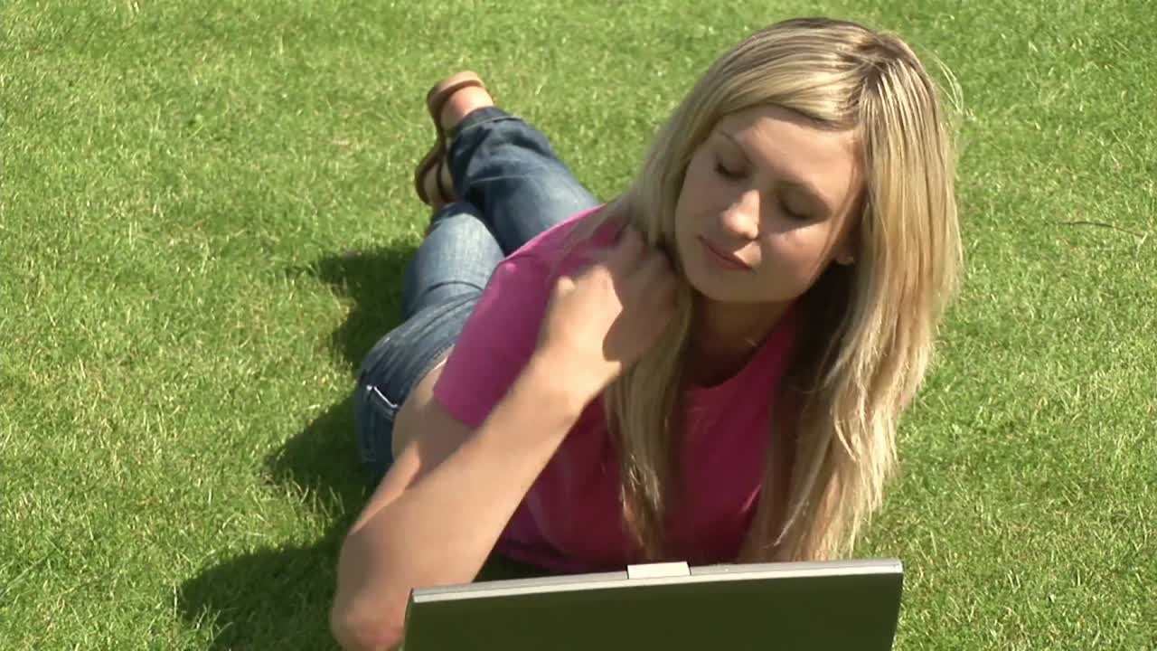 노트북에서 일하는 소녀