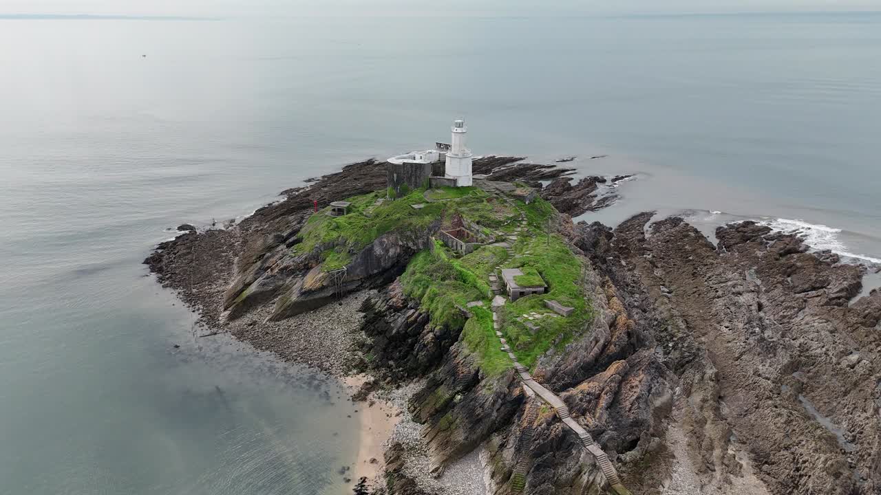 воздушный вид маяка на скалистом острове