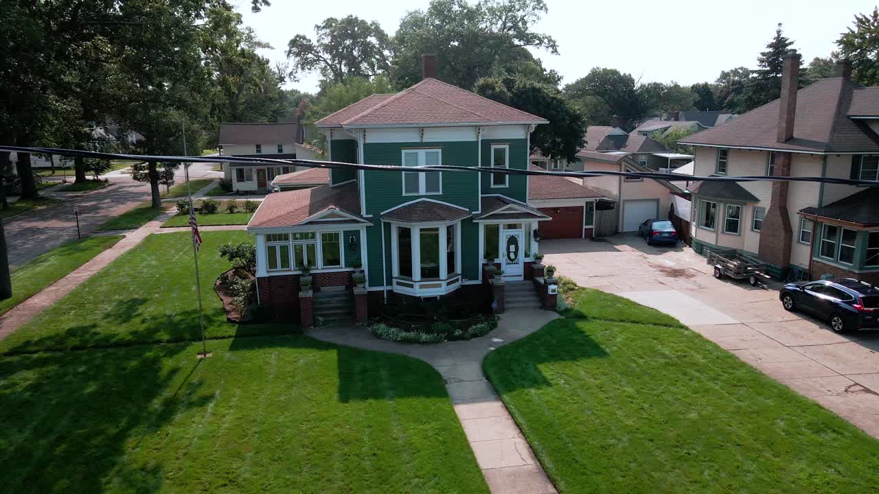 una casa fresca a lo largo de una exuberante almohadilla de hierba