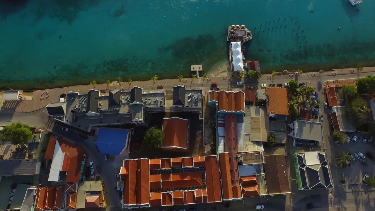 la ciudad de kralendijk durante la puesta de sol, ubicada en la isla caribeña de bonaire