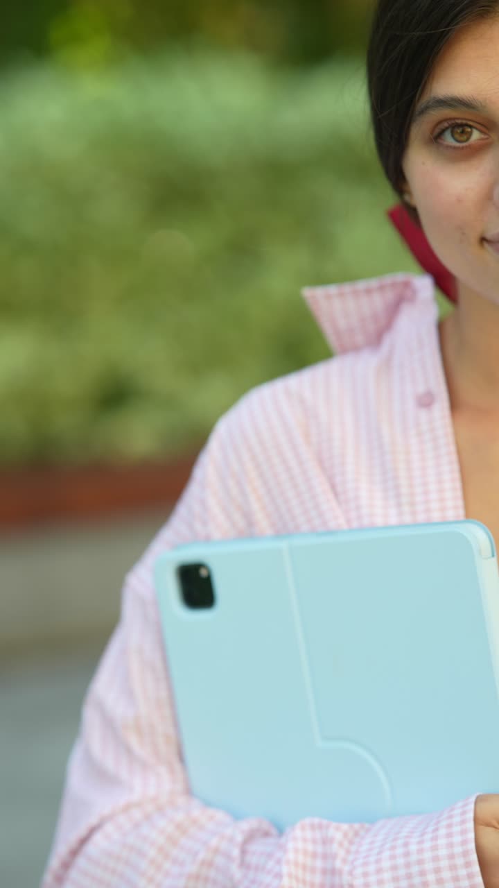 Mujer joven con una tableta.