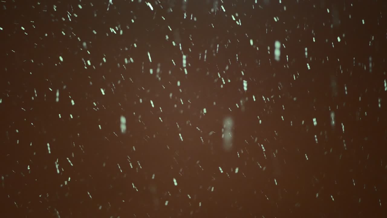 밤하늘의 어두운 배경에 떨어지는 눈