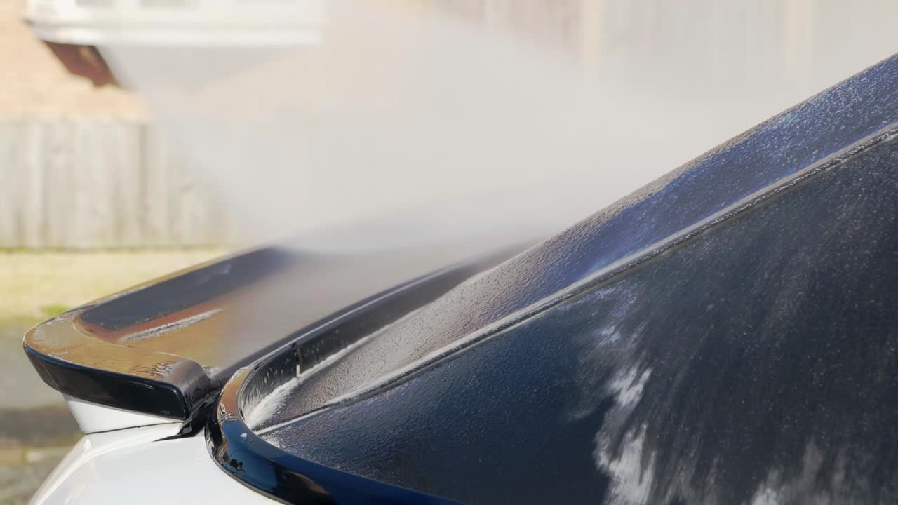 Rinsing cleaning solution away from a car convertible roof