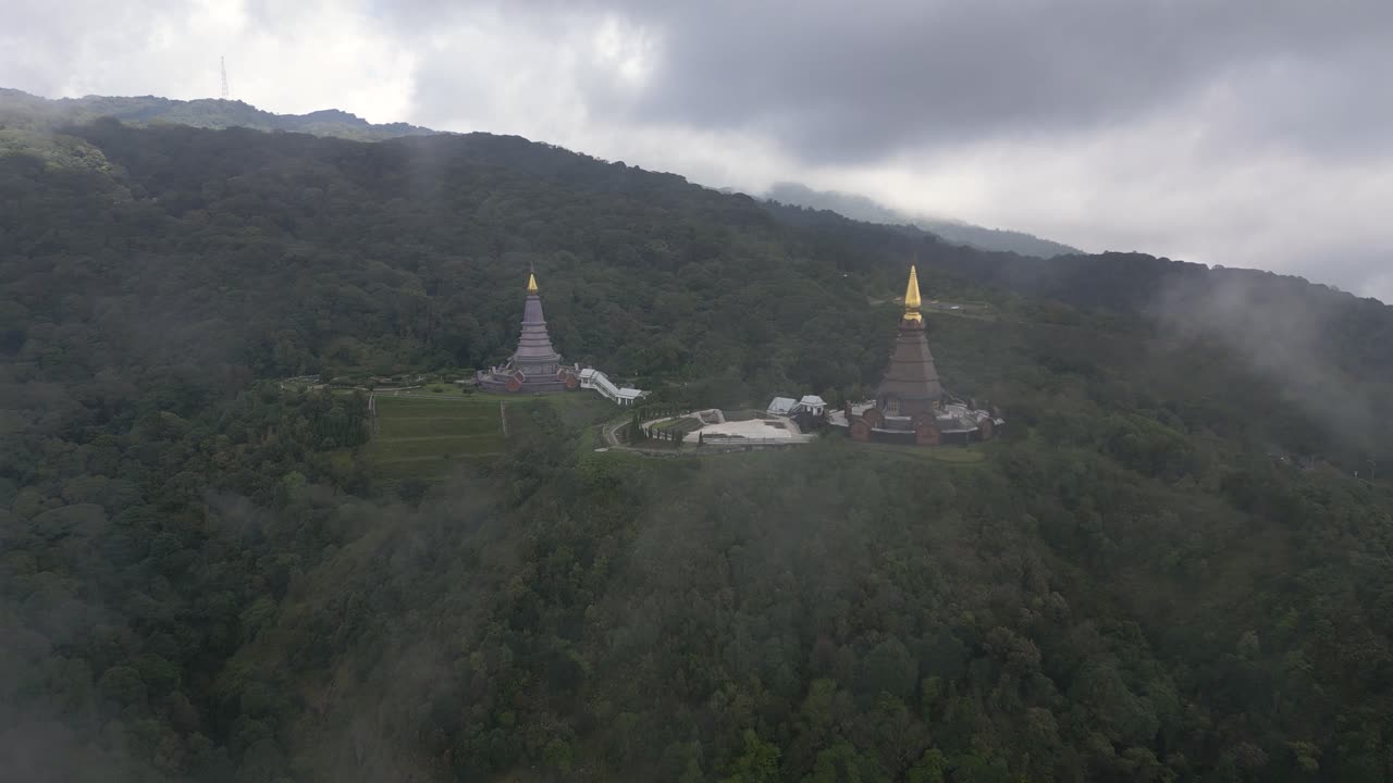 impresionante vuelo a través de las nubes para revelar pagodas gemelas en doi inthanon, tailandia