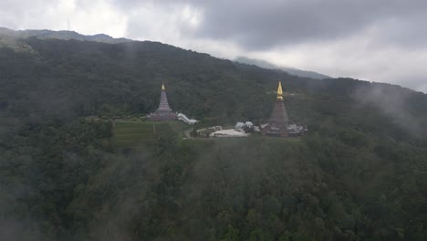 impresionante vuelo a través de las nubes para revelar pagodas gemelas en doi inthanon, tailandia