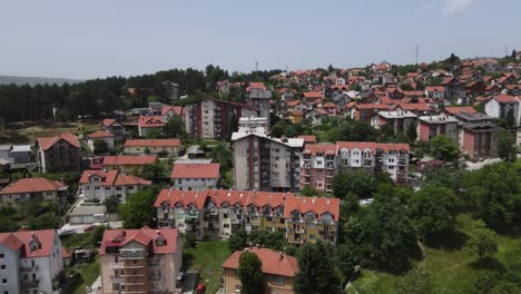 Vista-Aérea-De-Edificios-Residenciales-En-La-Colina-Sobre-Uzice,-Serbia