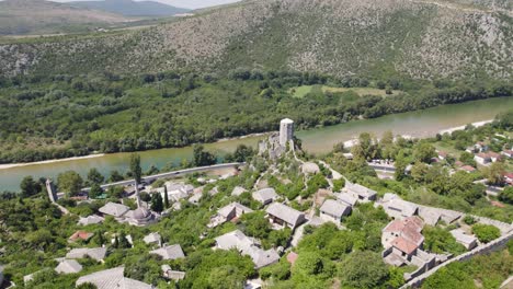 órbita aérea ciudad medieval pocitelj, castillo y minarete, bosnia y herzegovina