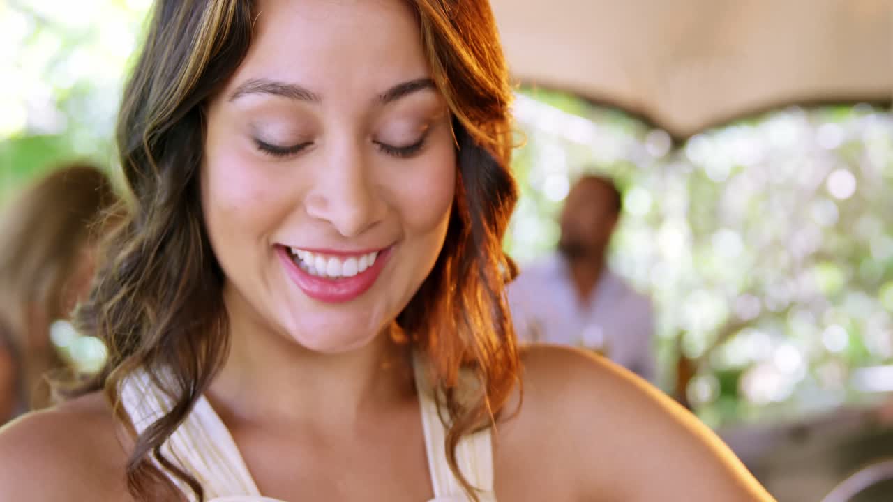 mujer hermosa en un restaurante