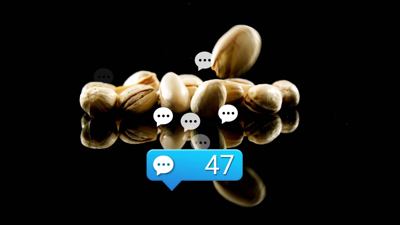 Mucchio di pistacchi che aumenta di chicchi mentre una bolla di chat blu appare e conta, mostrando l'engagement
