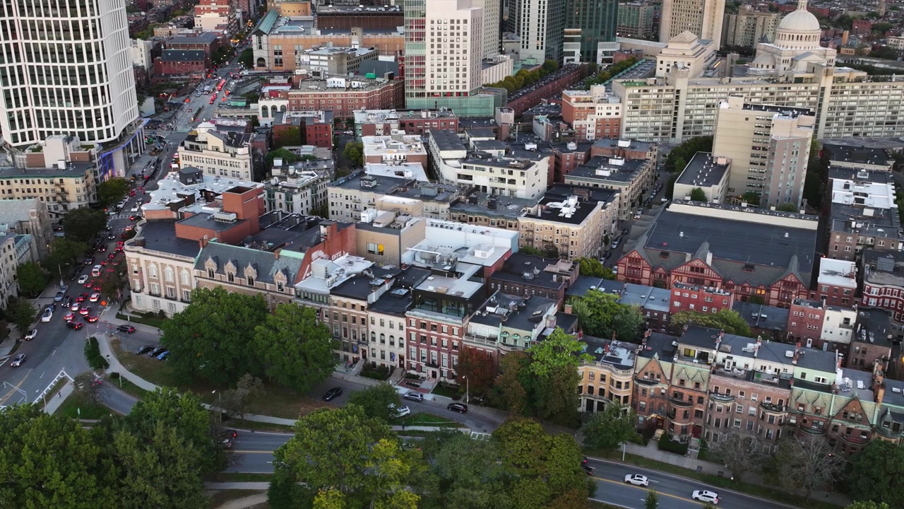 Veduta aerea di storici edifici in mattoni rossi e strade a Boston, Massachusetts