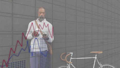 animación del procesamiento de datos sobre un hombre de negocios afroamericano que usa un teléfono inteligente