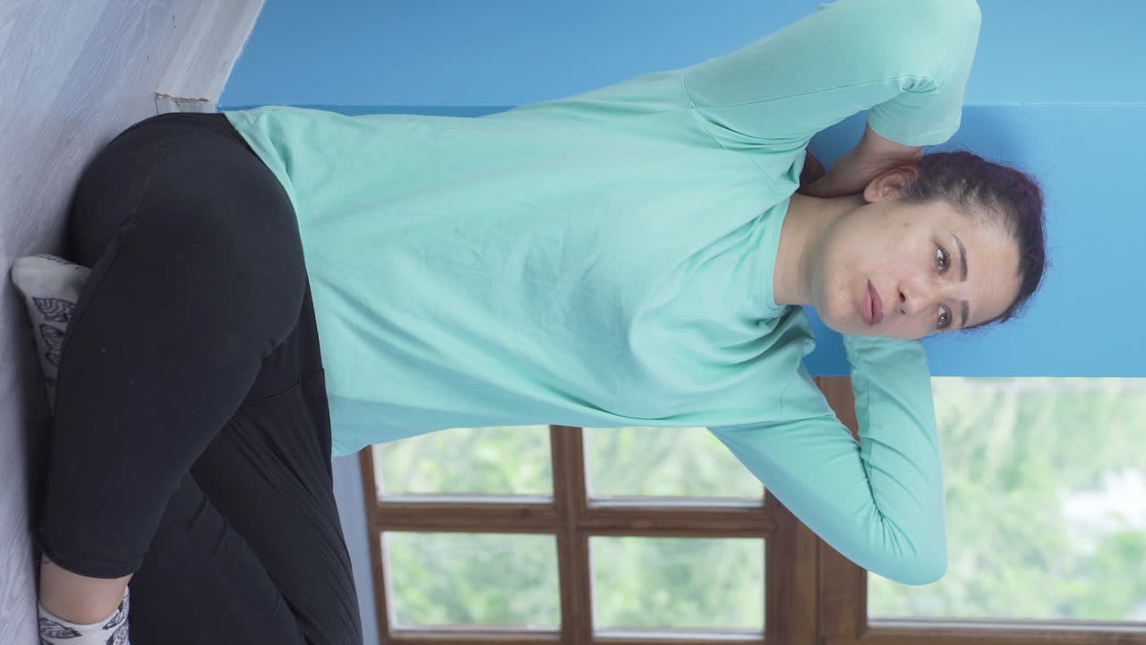 절망적인 여성의 수직 비디오 사려 깊은.