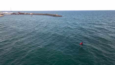 Dies-Ist-Eine-4K-Luftaufnahme-Einer-Person-Am-Meer-In-Der-Nähe-Einer-Bucht