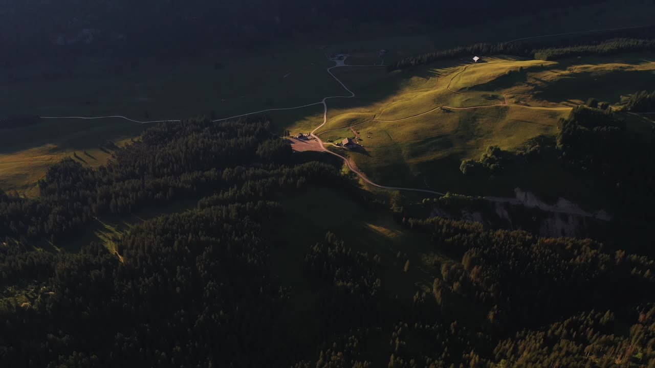 산 초원의 농장에서 빛나는 아름다운 햇빛